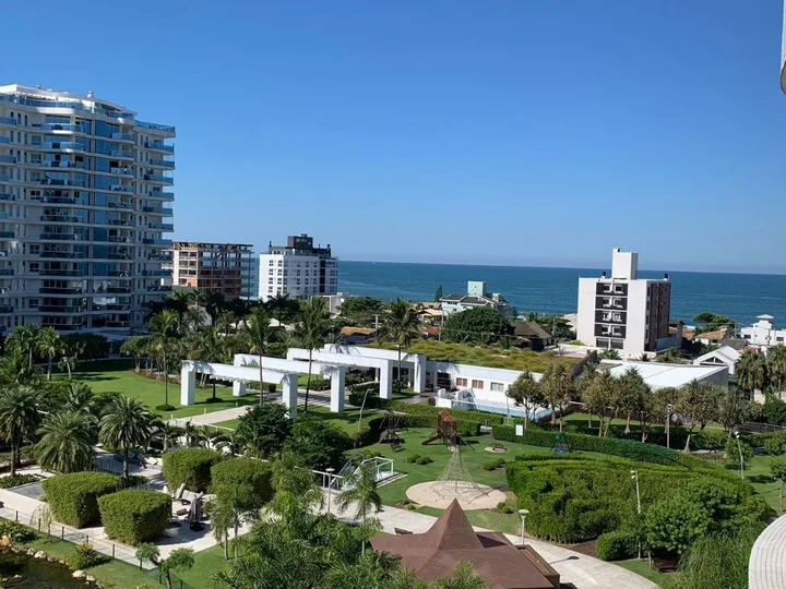 Apartamento á venda com 3 suítes na Praia Brava