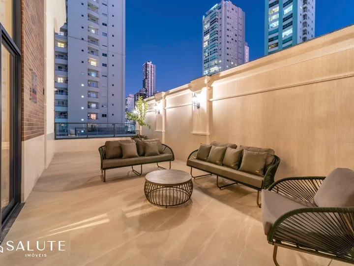 Apartamento á venda com 3 Suítes no Centro.