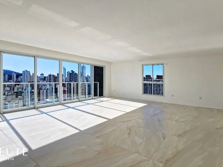 Apartamento à venda 4 suítes na Barra Norte.