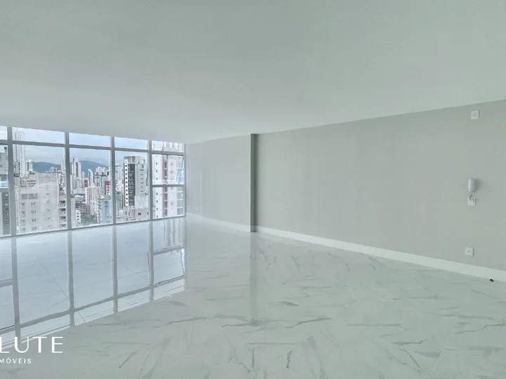 Apartamento á venda com 3 suítes no Centro.