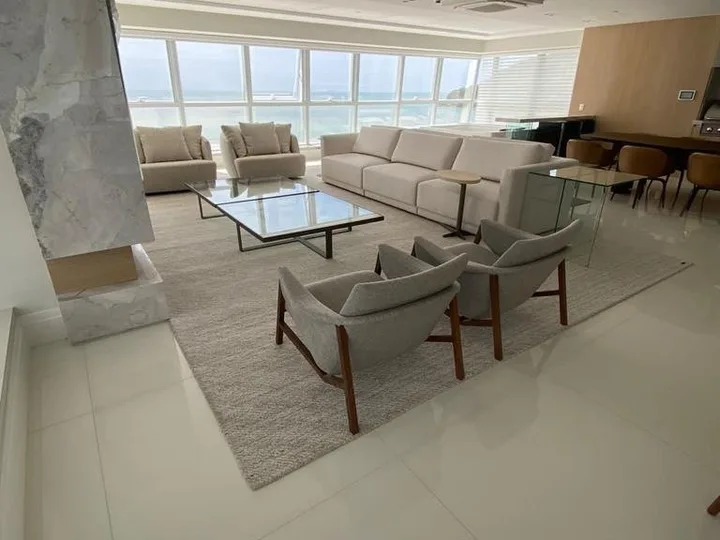 Apartamento à venda com 5 suítes na Barra Sul