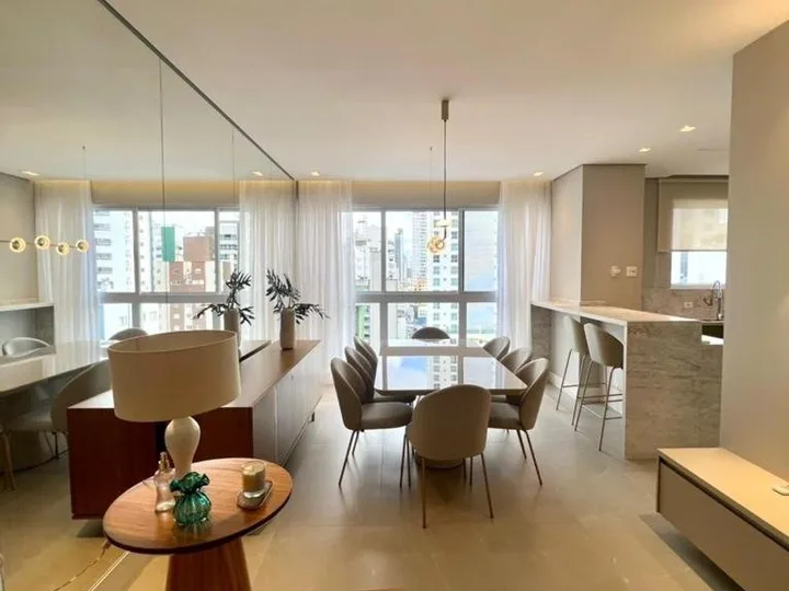 Apartamento á venda com 04 Dormitórios no Centro