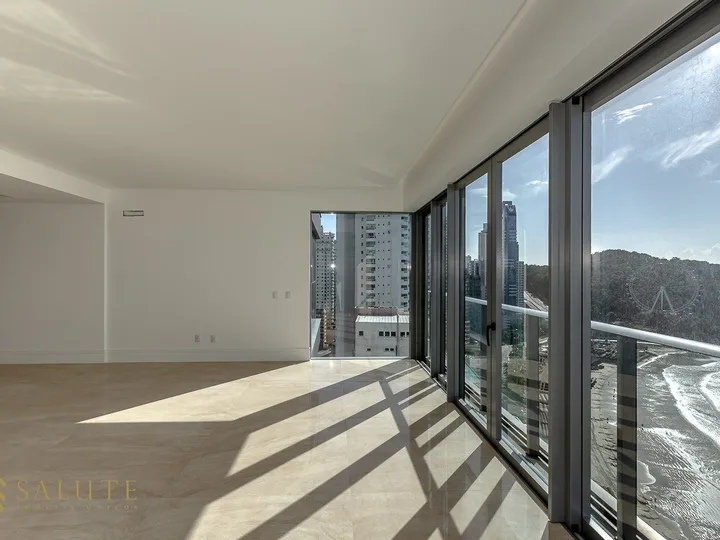 Apartamento 5 suítes frente mar