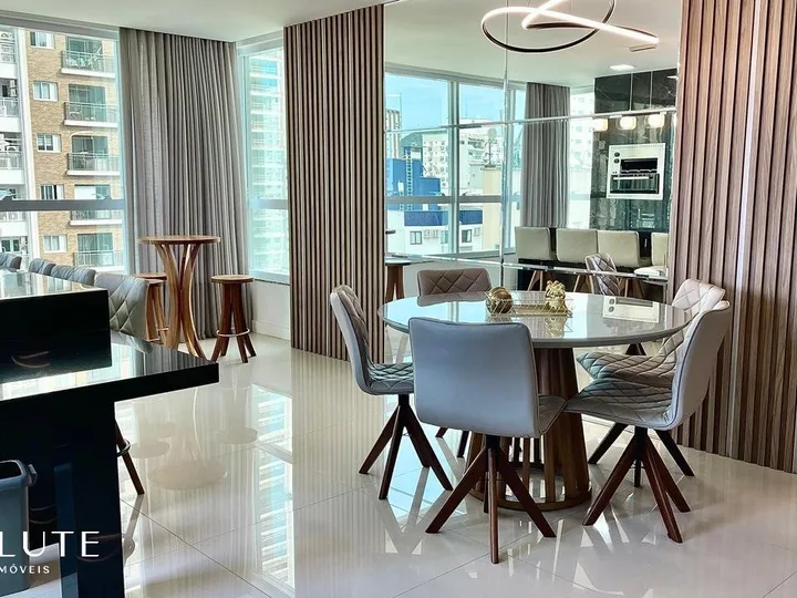 Apartamento à venda 4 suítes na Barra Sul