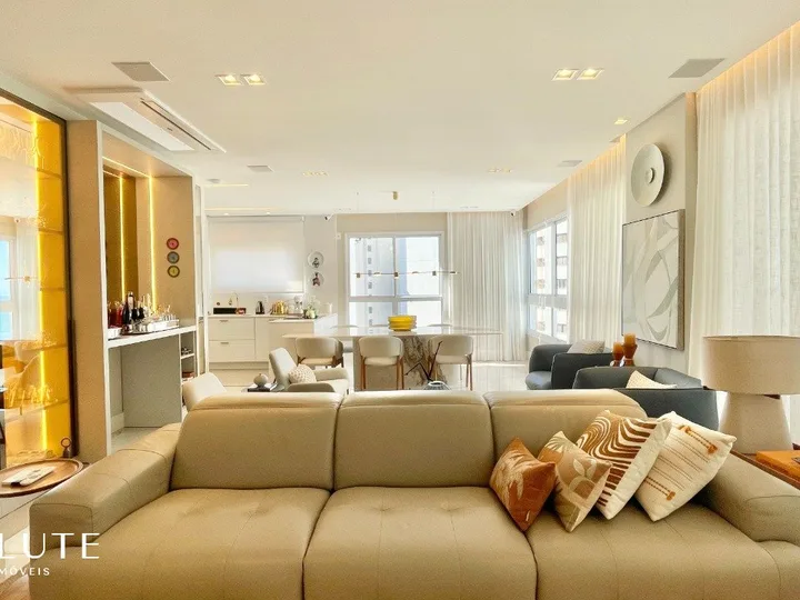 Apartamento à Venda com 3 Suítes no Centro