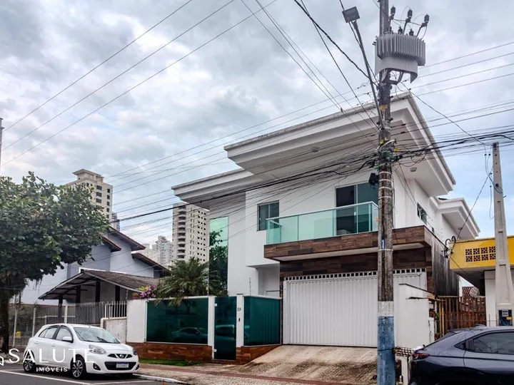 Casa à venda 4 suítes 380m² no Centro