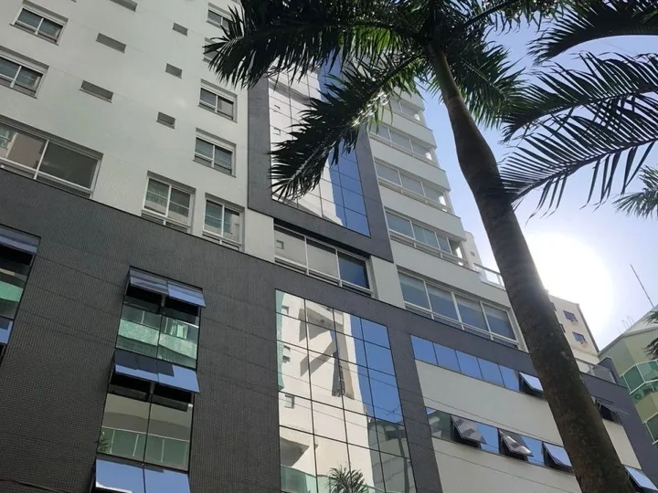 Apartamento com 4 Suítes á Venda no Centro