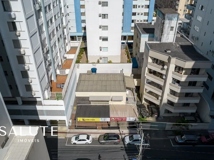 Terreno disponível para construção.
