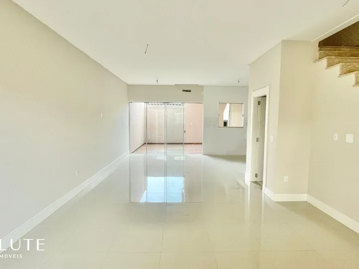 Casa à Venda com 3 Suítes no Centro