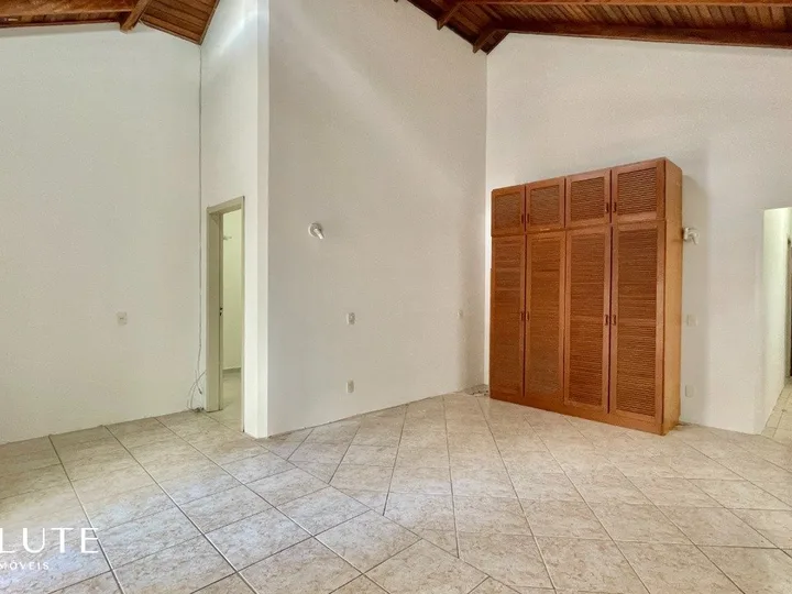 Casa para alugar com 3 suítes em Pioneiros