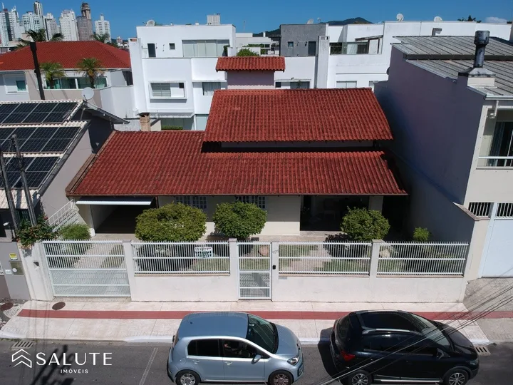 Casa à venda com 3 dormitórios no Centro