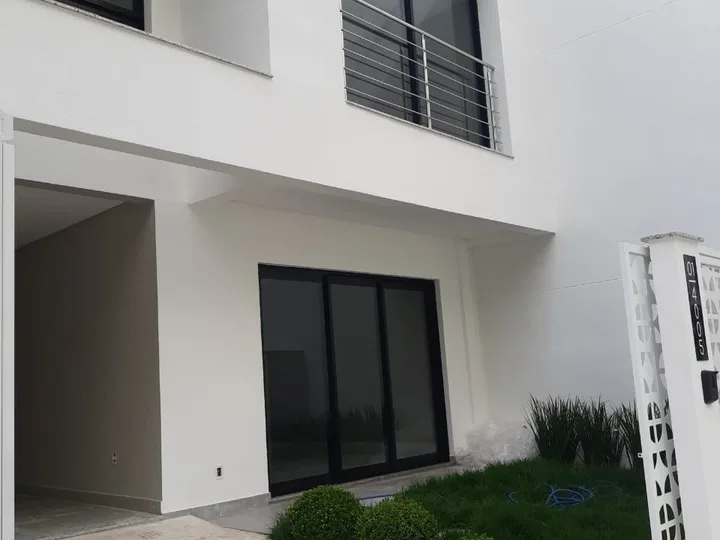 Casa à venda com 3 suítes na Barra Sul