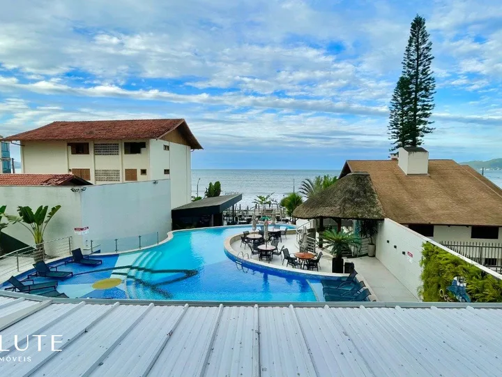 Diferenciado 4 Suítes à Venda Meia Praia