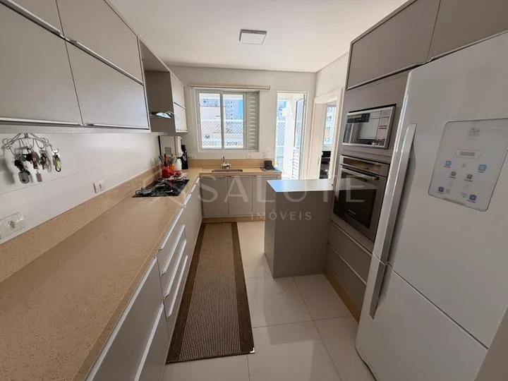 Apartamento à venda com 3 suítes no Centro.