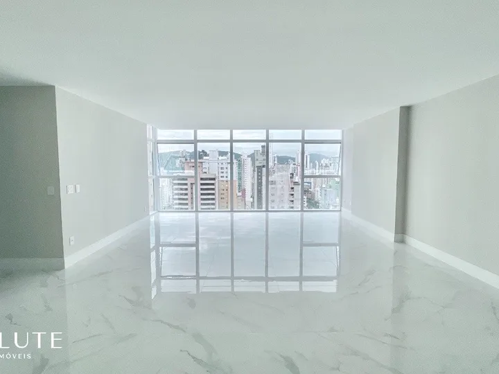 Apartamento á venda com 3 suítes no Centro.