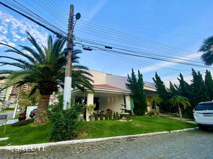 Casa à venda com 3 suítes na Praia Brava