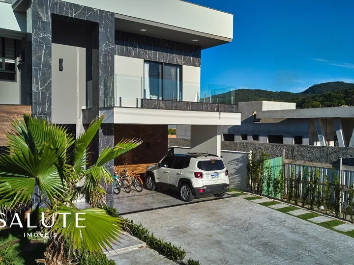 Casa em condomínio.