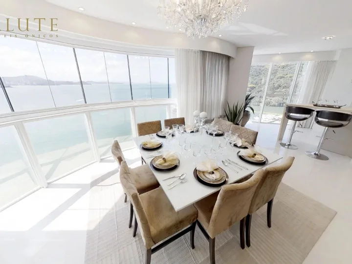 Apartamento Frente Mar com 4 Suítes