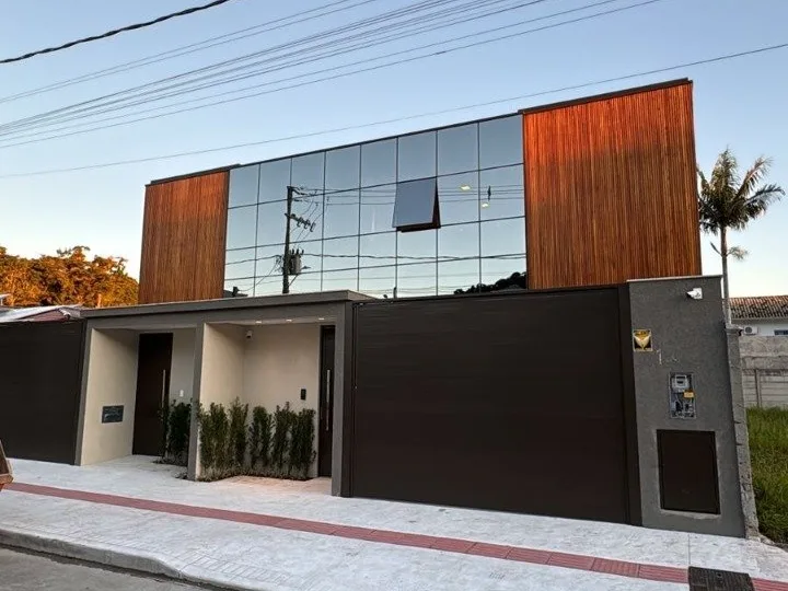 Casa germinada à venda com 3 suítes na Barra