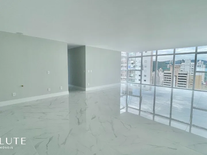 Apartamento á venda com 3 suítes no Centro.