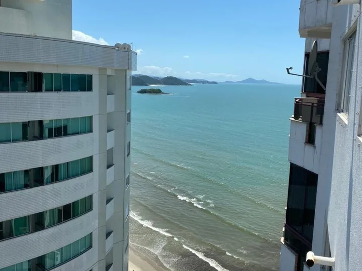 Edifício frente mar, apartamento lateral!
