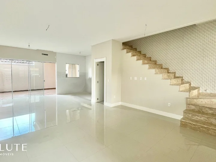 Casa à Venda com 3 Suítes no Centro