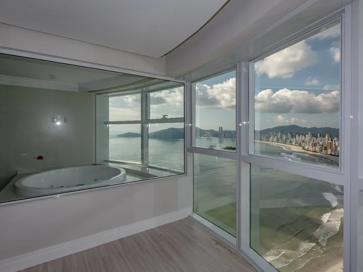 Apartamento 3 suítes frente mar.