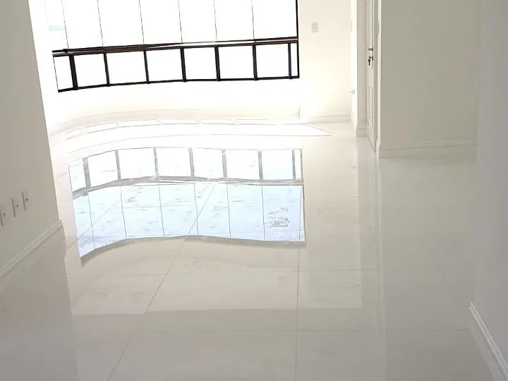 Apartamento a venda com 3 suítes na Barra Sul