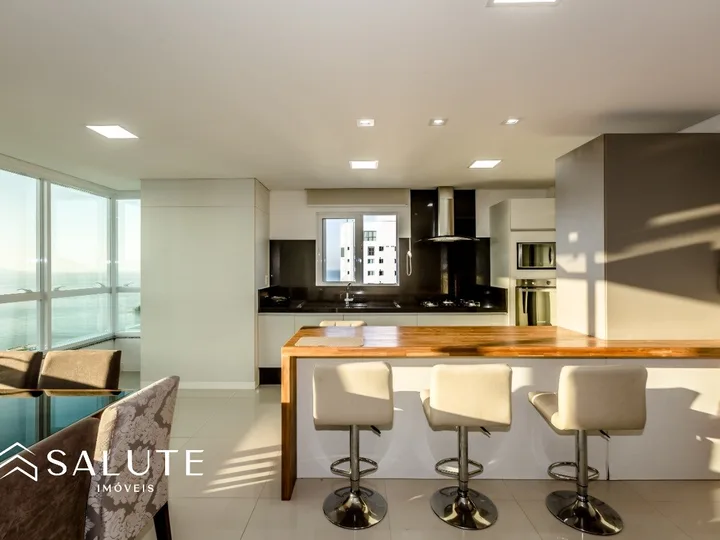 Apartamento Andar Alto com Vista Mar no Centro