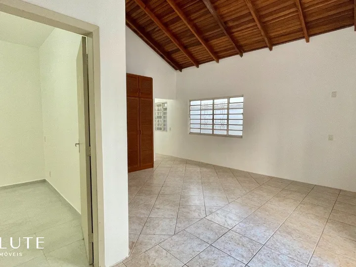 Casa para alugar com 3 suítes em Pioneiros