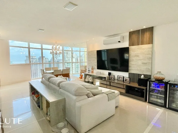 Apartamento locação anual 3 suítes na Barra Sul