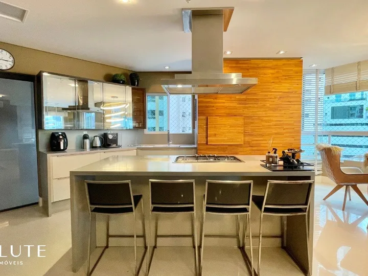 Apartamento locação anual com 3 suítes no Centro