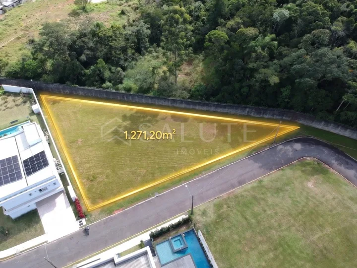 Terreno á Venda com 1.271 m² de área total