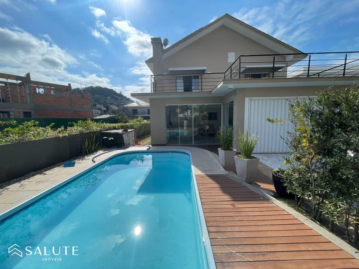 Casa para aluguel anual com 3 suítes em Itajaí