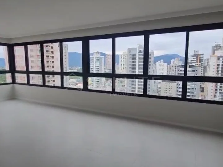 Apartamento à venda 3 suítes na Meia Praia