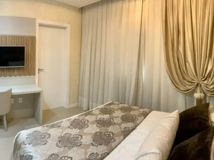 Cobertura á venda com 4 suítes meia praia.