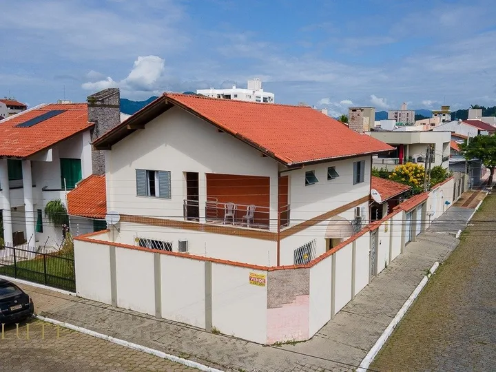 Casa com 4 dormitórios no centro de Balneário