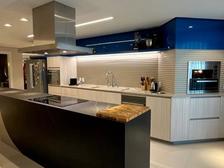 Apartamento à venda com 5 suítes no Pioneiros