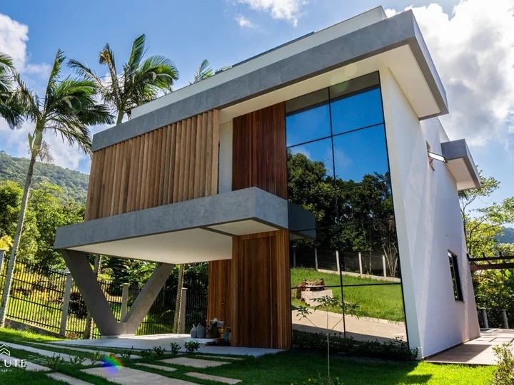 Casa a venda com 3 suítes em Taquaras