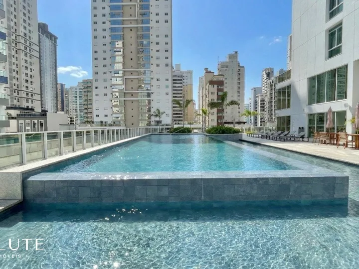Apartamento á venda com 4 dormitórios no Centro.
