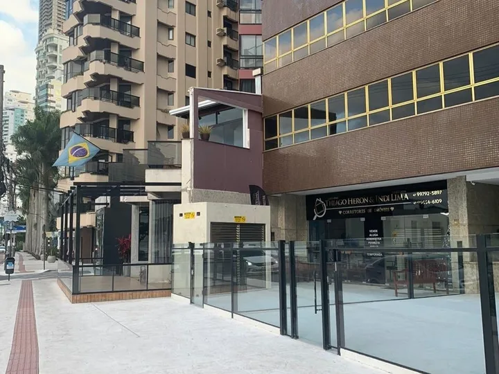 Sala térrea frente mar