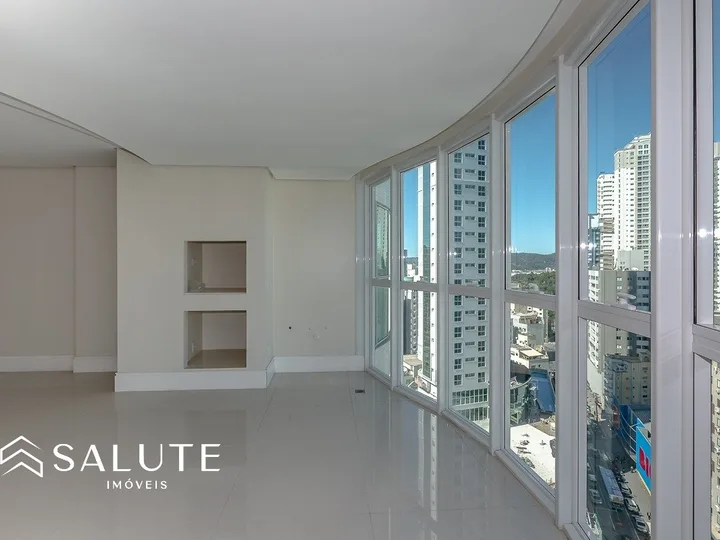 Apartamento central com 3 suítes e 3 vagas