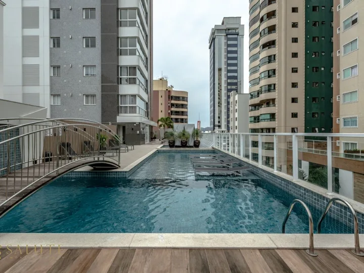 Apartamento á venda com 6 Suítes no Centro