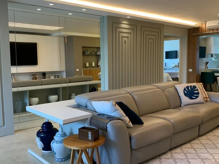 Apartamento á venda com 3 suítes na Praia Brava