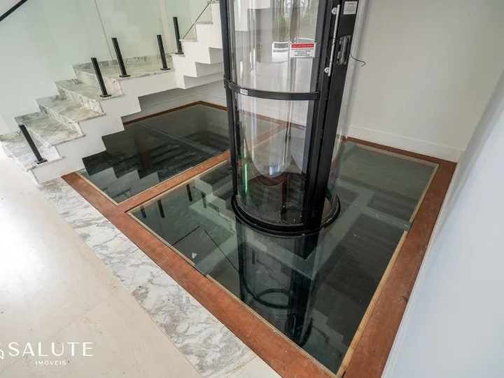 Casa à venda com 5 suítes na Praia Brava