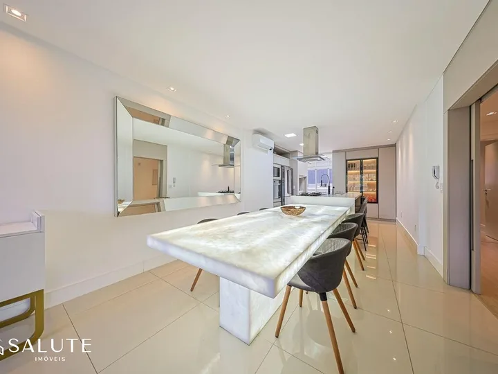 Apartamento à venda com 4 suítes na Barra Sul
