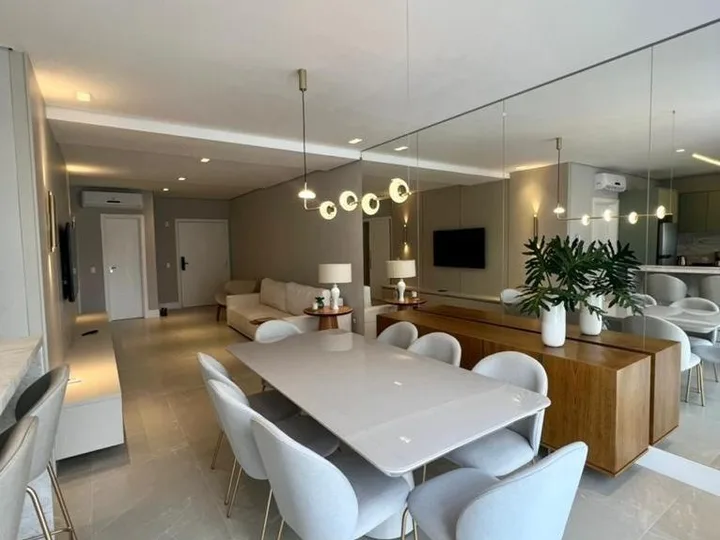 Apartamento á venda com 04 Dormitórios no Centro
