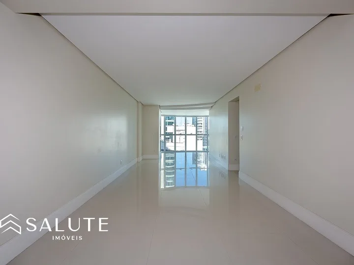 Apartamento central com 3 suítes e 3 vagas
