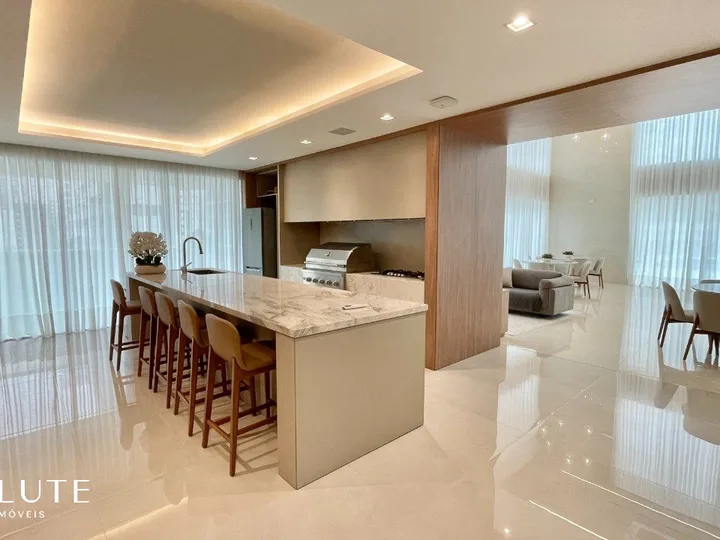Apartamento á venda com 4 dormitórios no Centro.