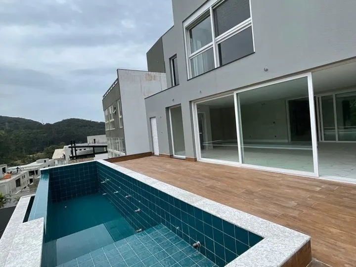 Excelente Casa em Condomínio de Alto Padrão